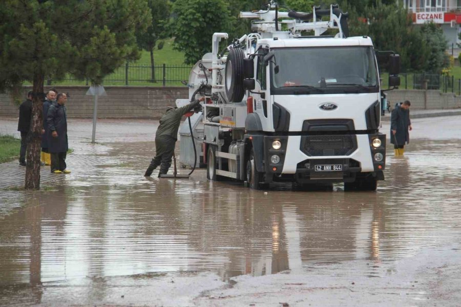 Konya’da Sağanak Yağış Caddeleri Göle Çevirdi