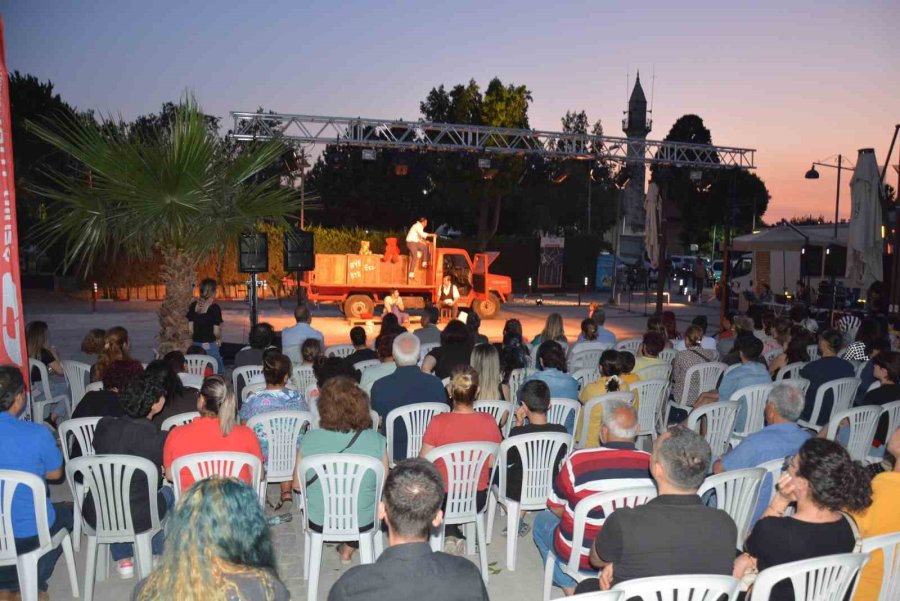 Tarihi St. Paul Meydanında Tiyatro Gösterimi