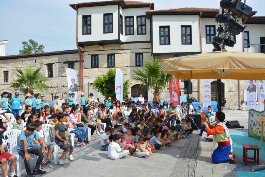 Tarihi St. Paul Meydanında Tiyatro Gösterimi