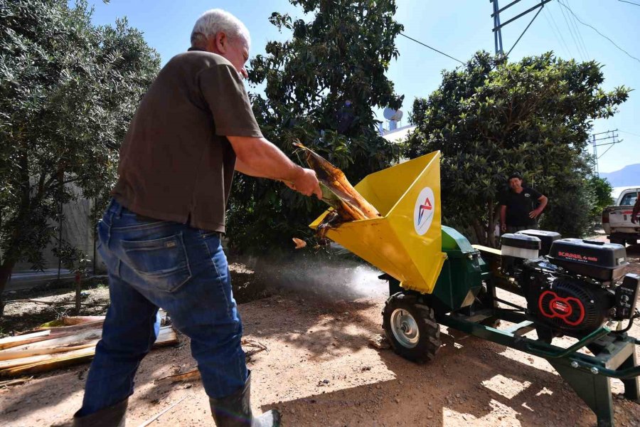 Mersin’de Muz Üreticisine Dal Parçalama Makinesi Desteği