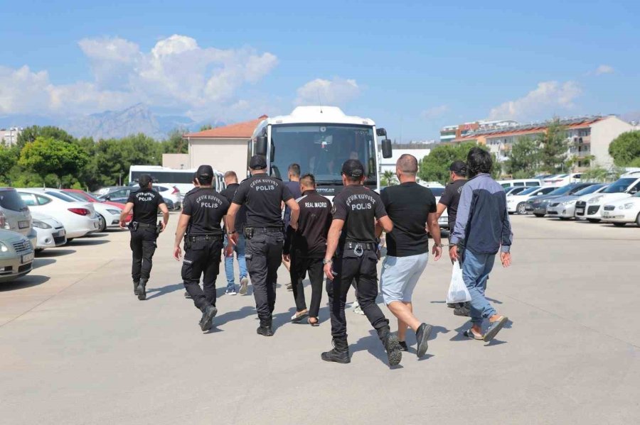 Antalya’da 62 Aranan Şahıs Yakalandı