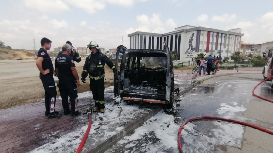 Yanan Aracın Sürücüsü Canını Zor Kurtardı