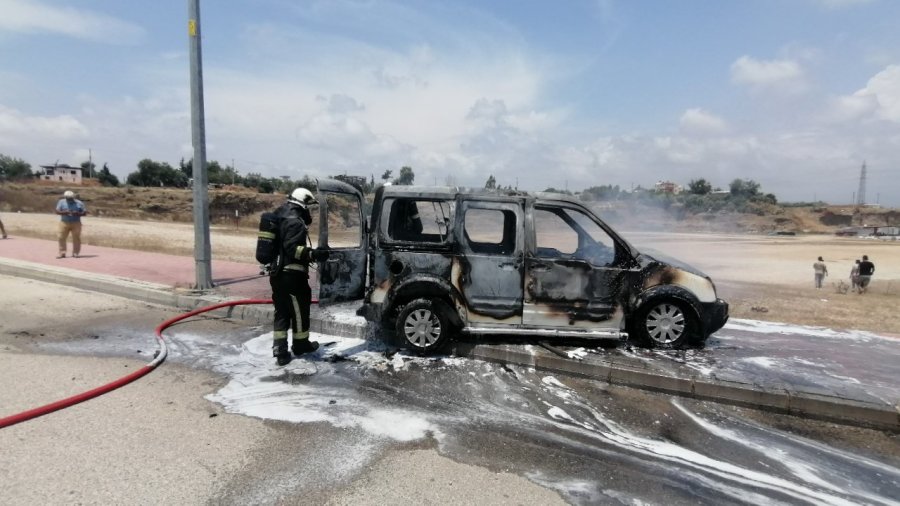 Yanan Aracın Sürücüsü Canını Zor Kurtardı