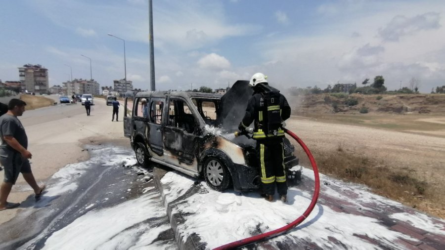 Yanan Aracın Sürücüsü Canını Zor Kurtardı