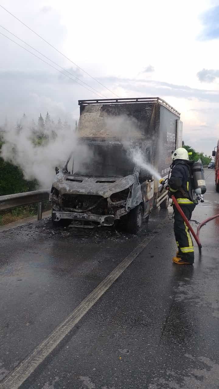 Antalya’da Seyir Halindeki Kamyonet Alev Alev Yandı