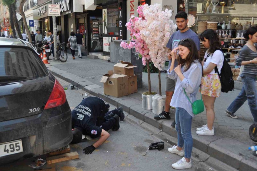 Aracın Altına Sıkışan Yavru Kedi İtfaiye Ekiplerince Kurtarıldı