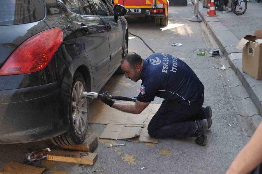 Aracın Altına Sıkışan Yavru Kedi İtfaiye Ekiplerince Kurtarıldı