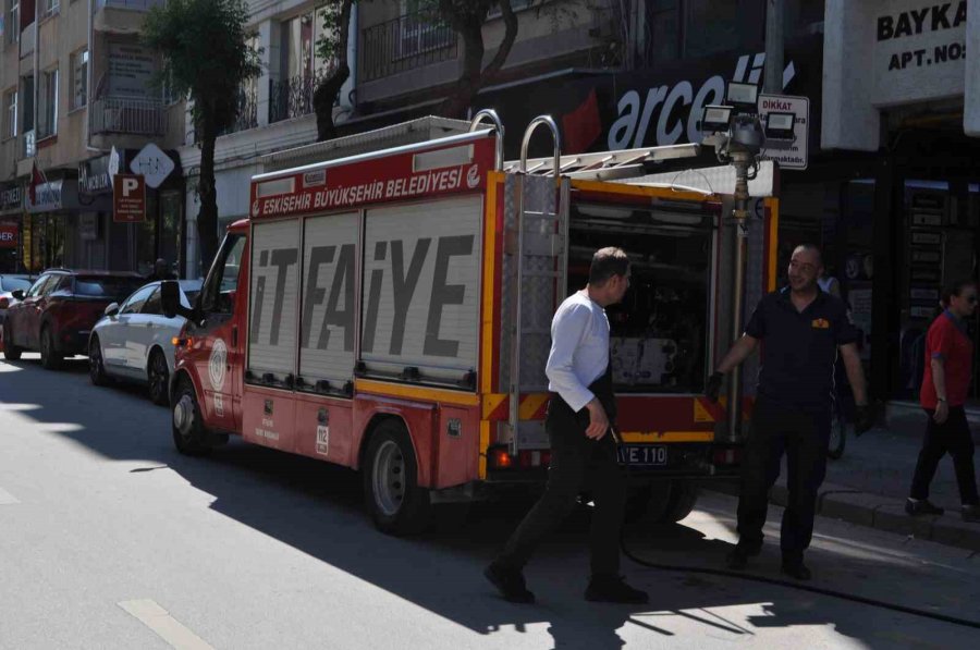 Aracın Altına Sıkışan Yavru Kedi İtfaiye Ekiplerince Kurtarıldı