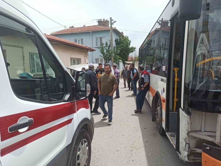 Belediye Otobüsü Hafif Ticari Araca Çarptı: 1 Yaralı