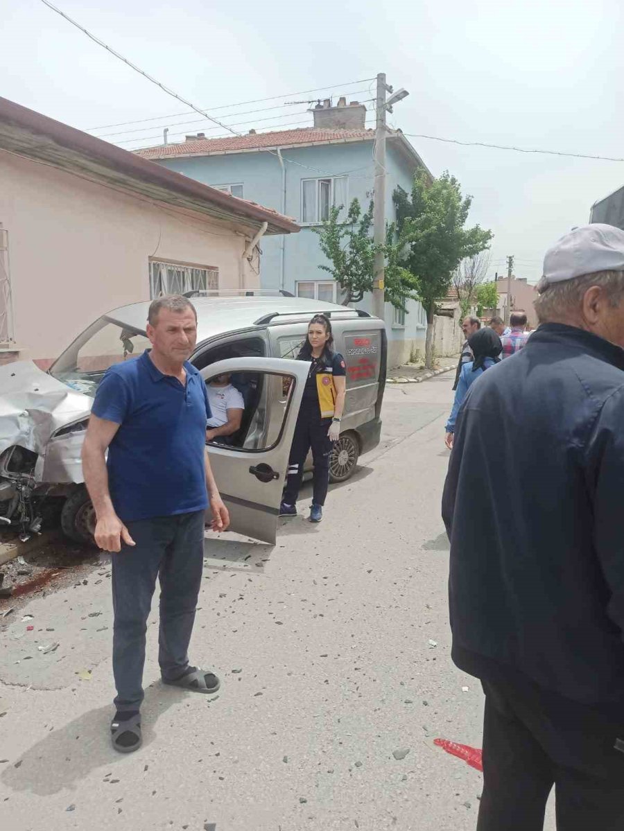 Belediye Otobüsü Hafif Ticari Araca Çarptı: 1 Yaralı