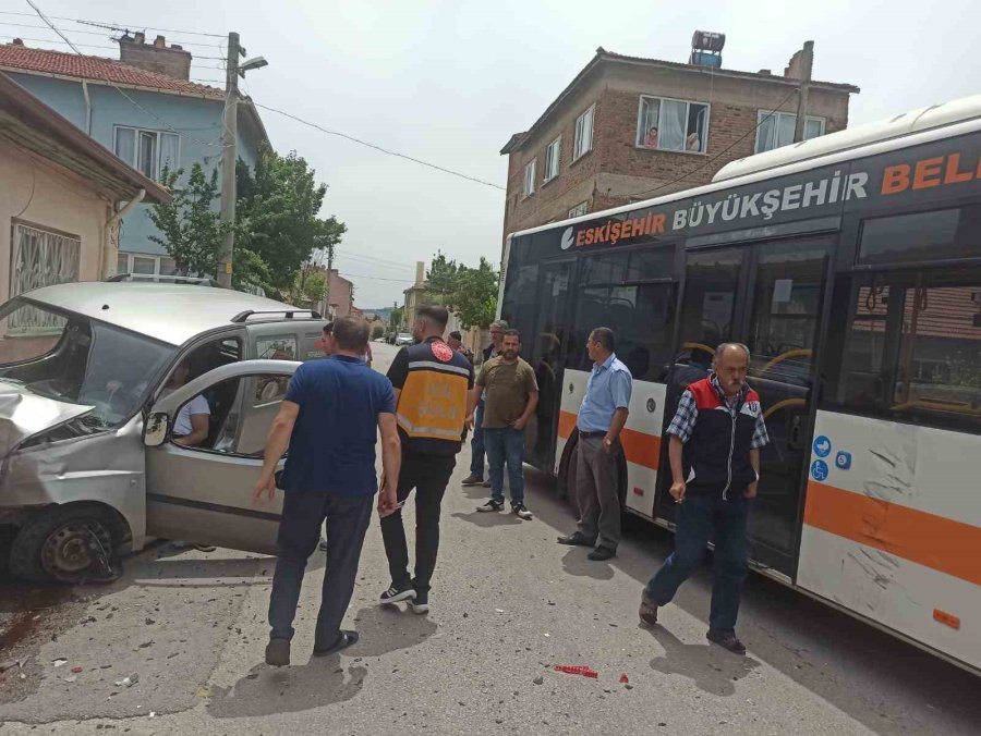 Belediye Otobüsü Hafif Ticari Araca Çarptı: 1 Yaralı