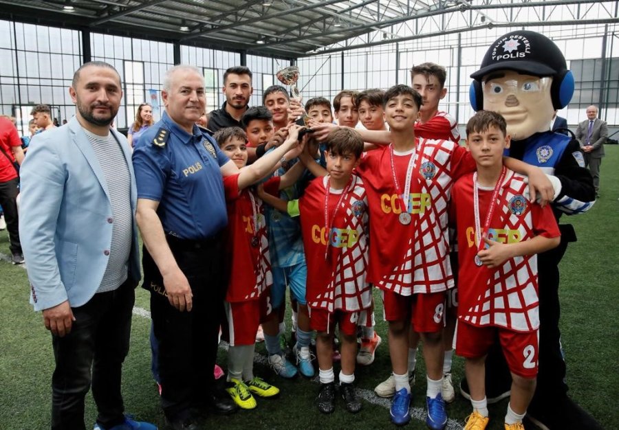 Çocukları Teknoloji Bağımlılığından Korumak İçin Futbol Turnuvası Düzenlendi