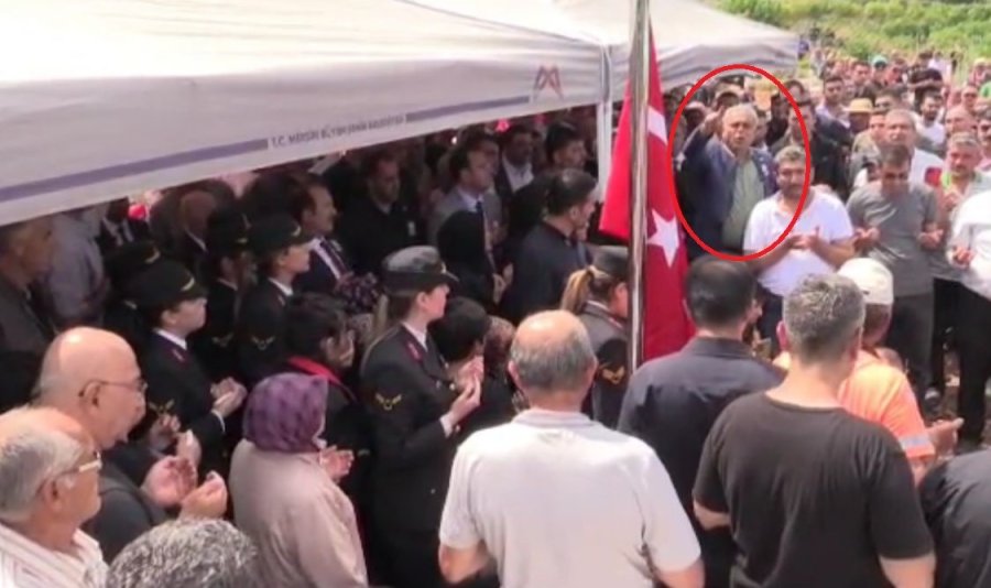 Chp’li Milletvekili Çakır Şehidin Defini Sırasında Ortalığı Gerince Tepki Çekti