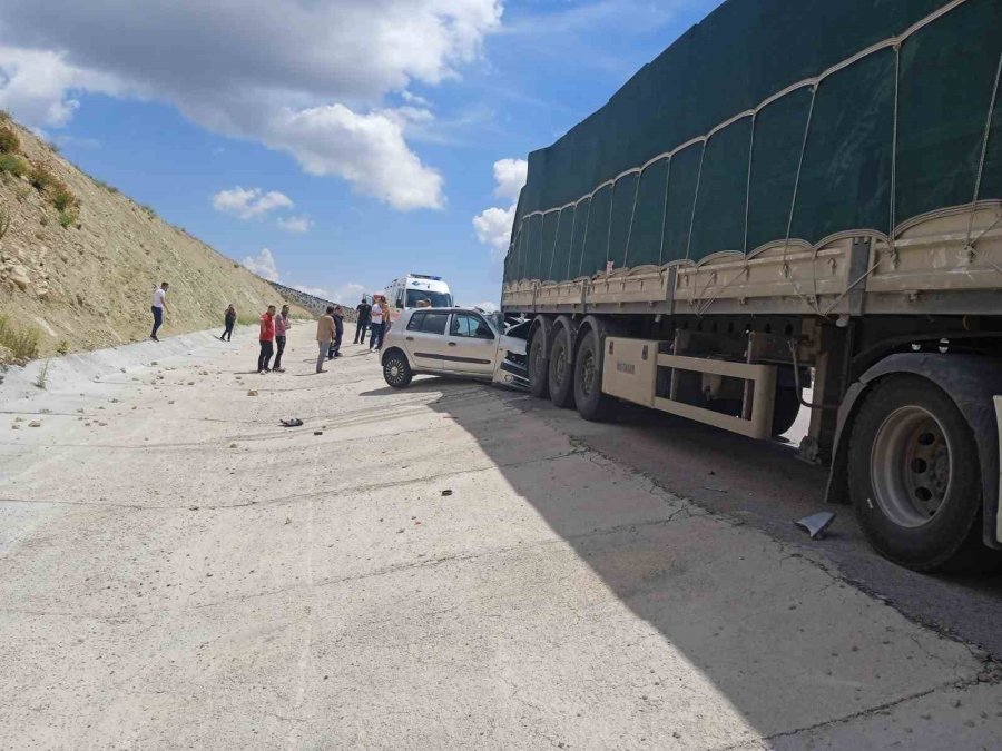 Park Halindeki Tıra Arkadan Çarpan Sürücü Feci Şekilde Can Verdi