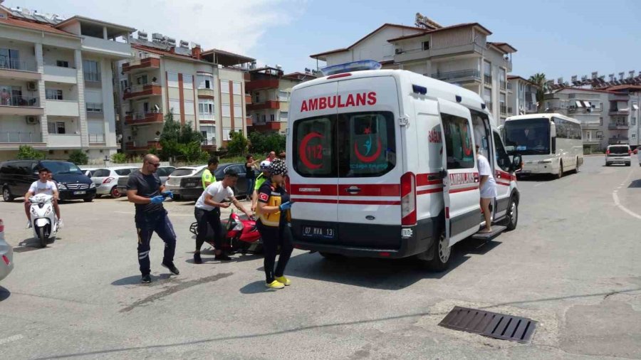 Kazada Oğlu Yaralanan Baba, Sağlık Ekiplerinin "iyi" Cevabı İle Rahat Nefes Aldı