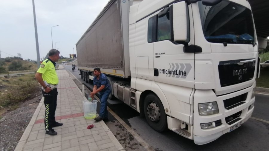 Tırdan Yola Saçılan Yakıta Trafik Polisi Kürekle Kum Atarak Önlem Aldı