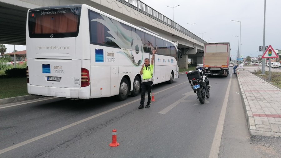 Tırdan Yola Saçılan Yakıta Trafik Polisi Kürekle Kum Atarak Önlem Aldı