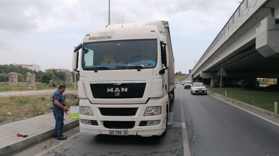 Tırdan Yola Saçılan Yakıta Trafik Polisi Kürekle Kum Atarak Önlem Aldı