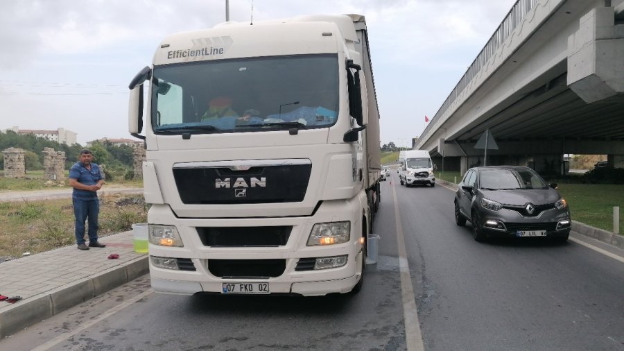 Tırdan Yola Saçılan Yakıta Trafik Polisi Kürekle Kum Atarak Önlem Aldı