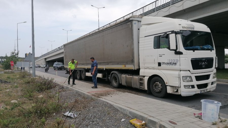 Tırdan Yola Saçılan Yakıta Trafik Polisi Kürekle Kum Atarak Önlem Aldı