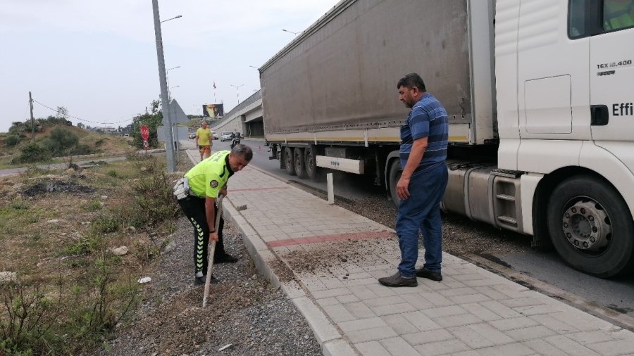 Tırdan Yola Saçılan Yakıta Trafik Polisi Kürekle Kum Atarak Önlem Aldı