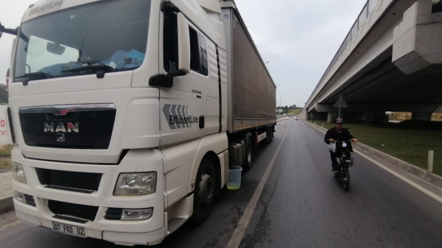 Tırdan Yola Saçılan Yakıta Trafik Polisi Kürekle Kum Atarak Önlem Aldı