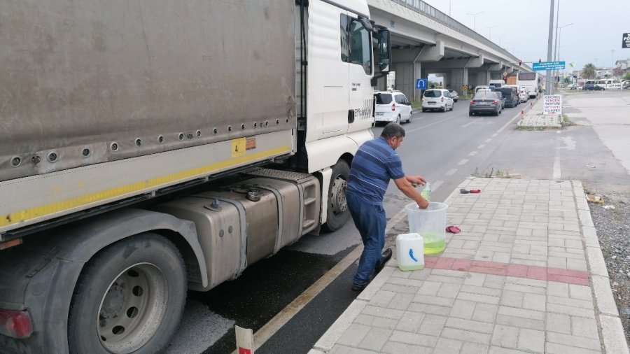 Tırdan Yola Saçılan Yakıta Trafik Polisi Kürekle Kum Atarak Önlem Aldı