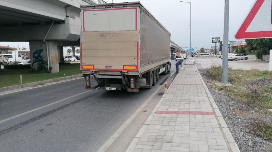 Tırdan Yola Saçılan Yakıta Trafik Polisi Kürekle Kum Atarak Önlem Aldı