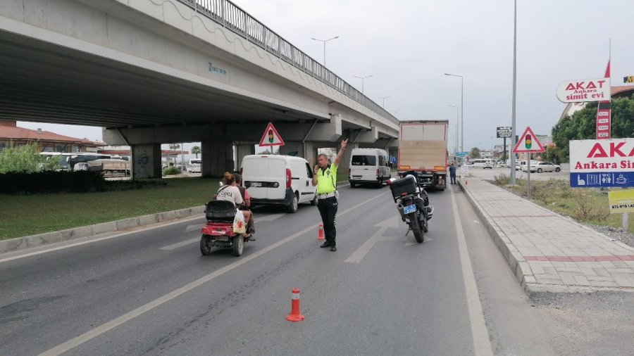 Tırdan Yola Saçılan Yakıta Trafik Polisi Kürekle Kum Atarak Önlem Aldı