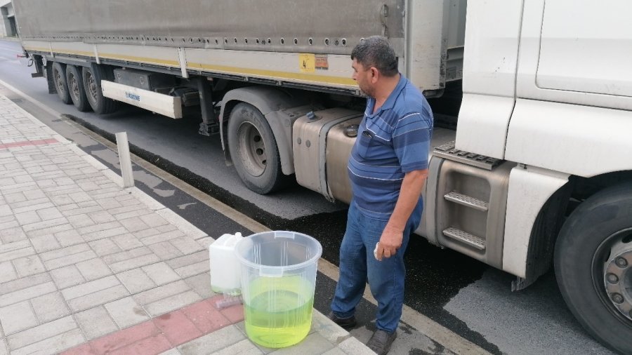 Tırdan Yola Saçılan Yakıta Trafik Polisi Kürekle Kum Atarak Önlem Aldı