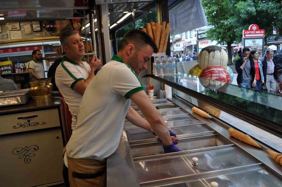 Havaların Isınmasıyla Dondurma Tezgahları Renklendi