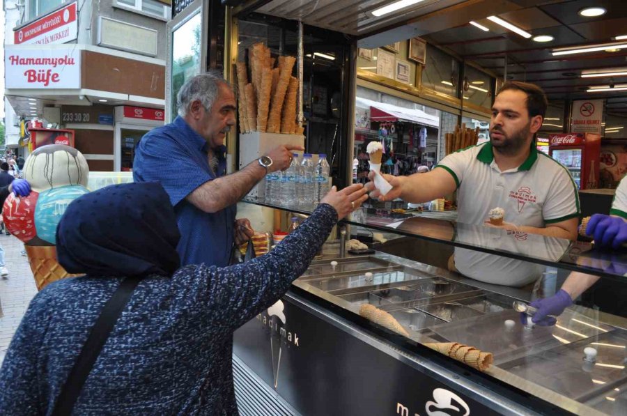 Havaların Isınmasıyla Dondurma Tezgahları Renklendi