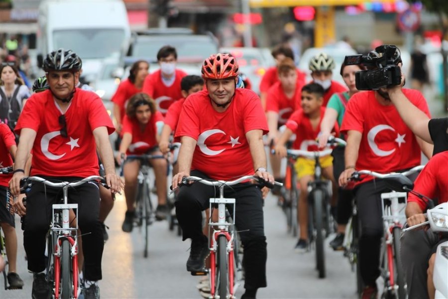 Başkan Yücel’den Öğrencilere Karne Hediyesi