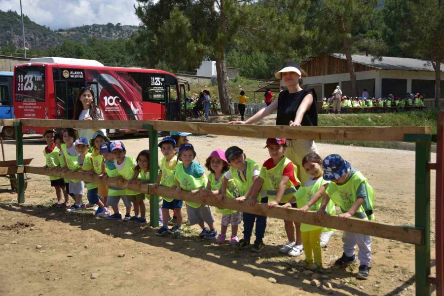 Kreşteki Çocuklar At Binme Heyecanı Yaşadı