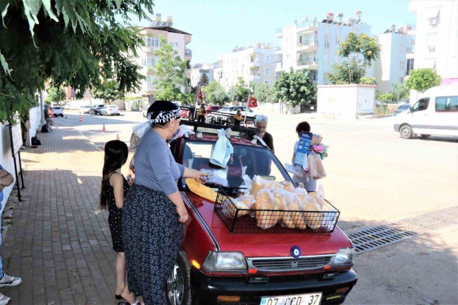 Tuncer Öğretmen 20 Yıldır 200 Ekmek Dağıtmadan Derse Girmiyor