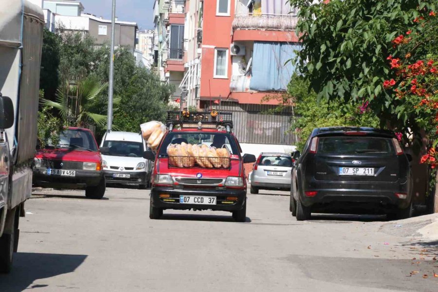 Tuncer Öğretmen 20 Yıldır 200 Ekmek Dağıtmadan Derse Girmiyor