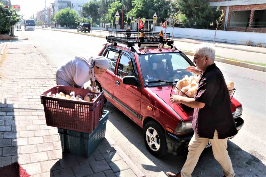 Tuncer Öğretmen 20 Yıldır 200 Ekmek Dağıtmadan Derse Girmiyor