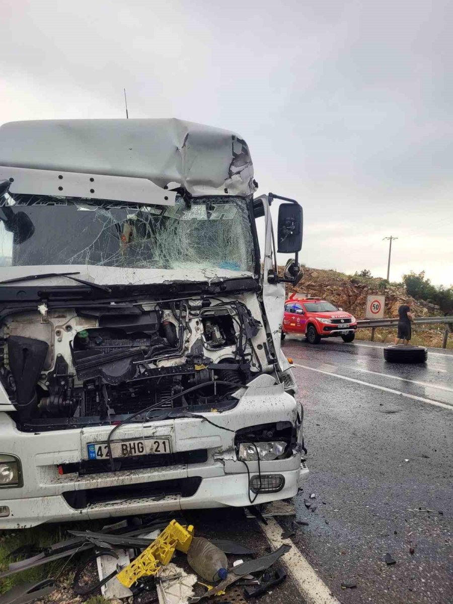 Akseki’de Tırla Kamyon Çarpıştı: 1 Yaralı