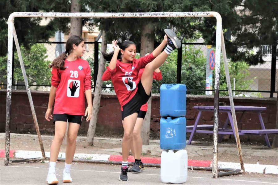 Bidonlarla Asfalt Zeminde Çalışıp Pes Etmediler, Hentbolda İkinci Kez Şampiyon Olarak Tarihe Geçtiler