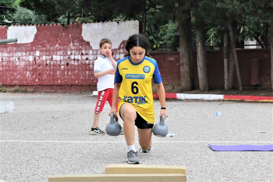 Bidonlarla Asfalt Zeminde Çalışıp Pes Etmediler, Hentbolda İkinci Kez Şampiyon Olarak Tarihe Geçtiler