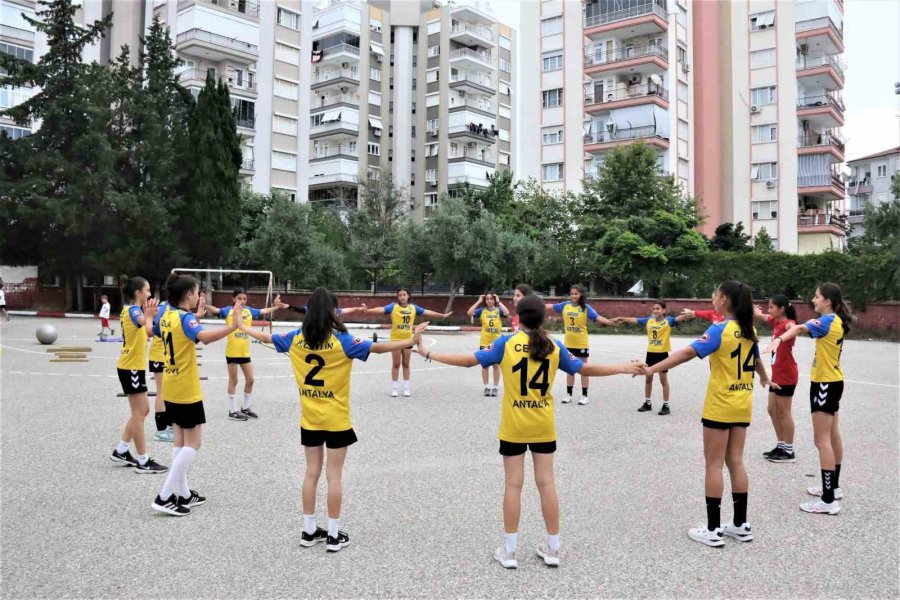 Bidonlarla Asfalt Zeminde Çalışıp Pes Etmediler, Hentbolda İkinci Kez Şampiyon Olarak Tarihe Geçtiler