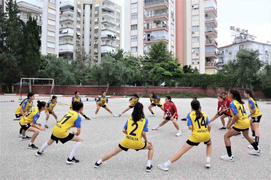 Bidonlarla Asfalt Zeminde Çalışıp Pes Etmediler, Hentbolda İkinci Kez Şampiyon Olarak Tarihe Geçtiler