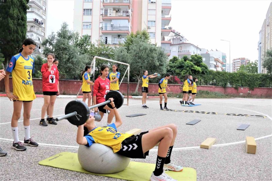 Bidonlarla Asfalt Zeminde Çalışıp Pes Etmediler, Hentbolda İkinci Kez Şampiyon Olarak Tarihe Geçtiler