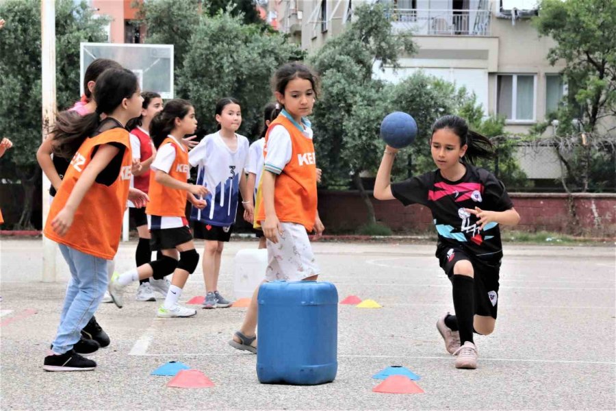 Bidonlarla Asfalt Zeminde Çalışıp Pes Etmediler, Hentbolda İkinci Kez Şampiyon Olarak Tarihe Geçtiler