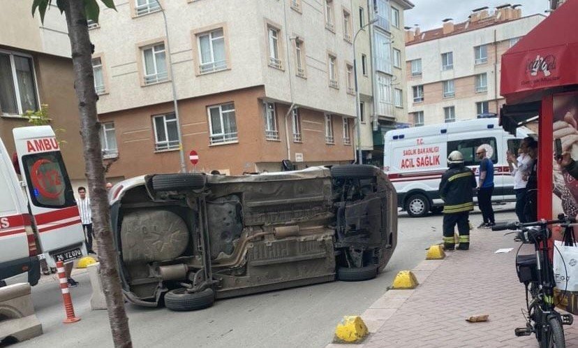 Devrilen Aracın Ön Camından Yürüyerek Böyle Çıktılar