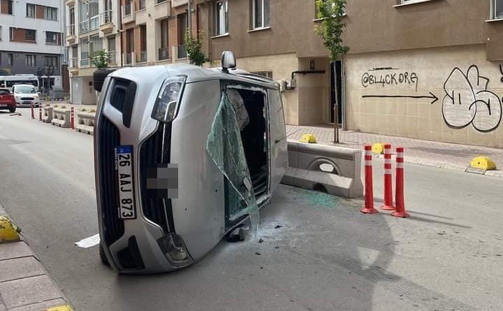 Devrilen Aracın Ön Camından Yürüyerek Böyle Çıktılar