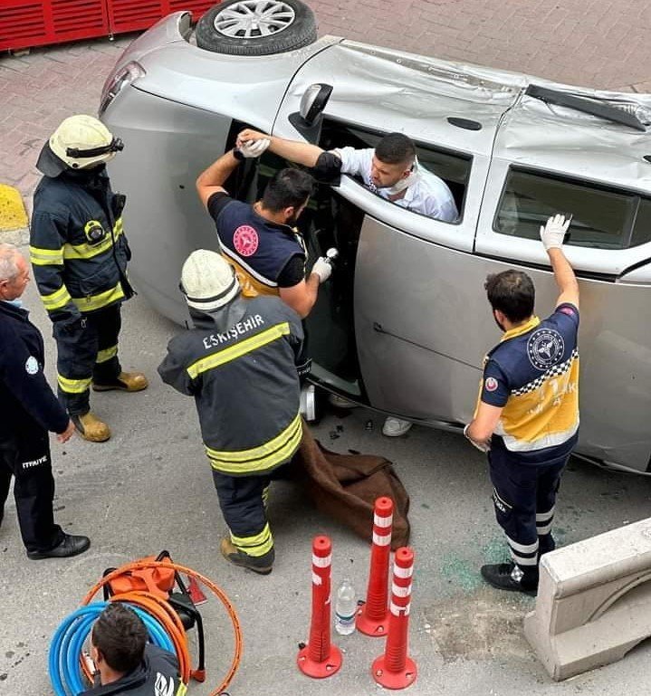 Devrilen Aracın Ön Camından Yürüyerek Böyle Çıktılar