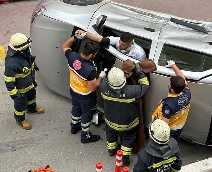 Devrilen Aracın Ön Camından Yürüyerek Böyle Çıktılar