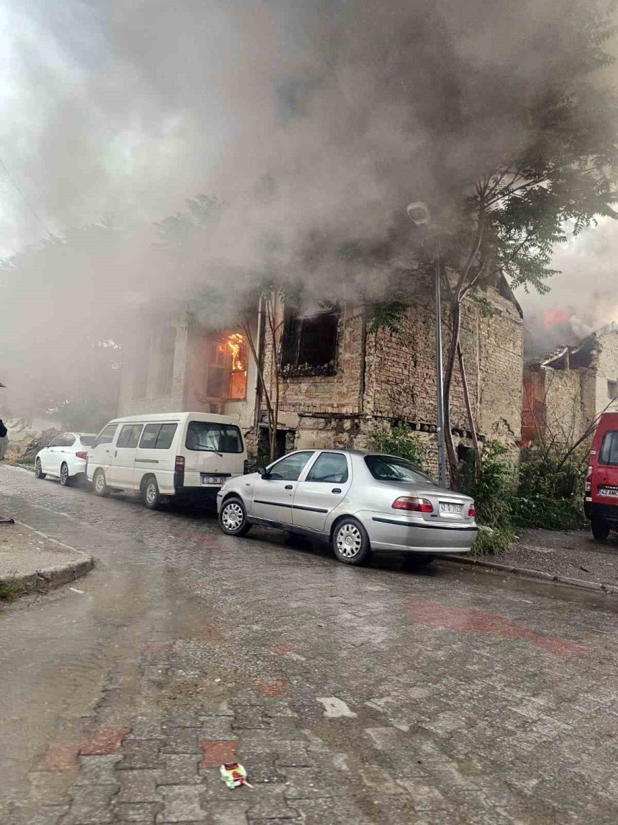 Yıldırım Düşen Boş Haldeki Evde Yangın Çıktı