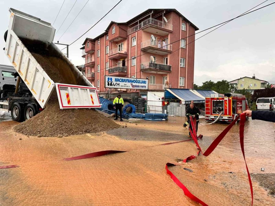 Konya’nın Hüyük İlçesi Sağanak Yağış Ve Doluya Teslim Oldu